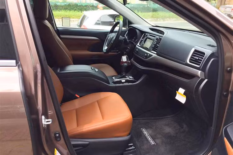 Bên trong nội thất, xe được thiết kế ghê ngồi bọc da, trang bị tiện nghi giải trí, trên xe bao gồm cụm đồng hồ hỗ trợ lái dạng analog kết hợp với màn hình LCD màu 4.2 inch hiển thị các thông số về nhiên liệu tiêu thụ trung bình và phạm di vi chuyển, chế độ lái tiết kiệm ECO,…