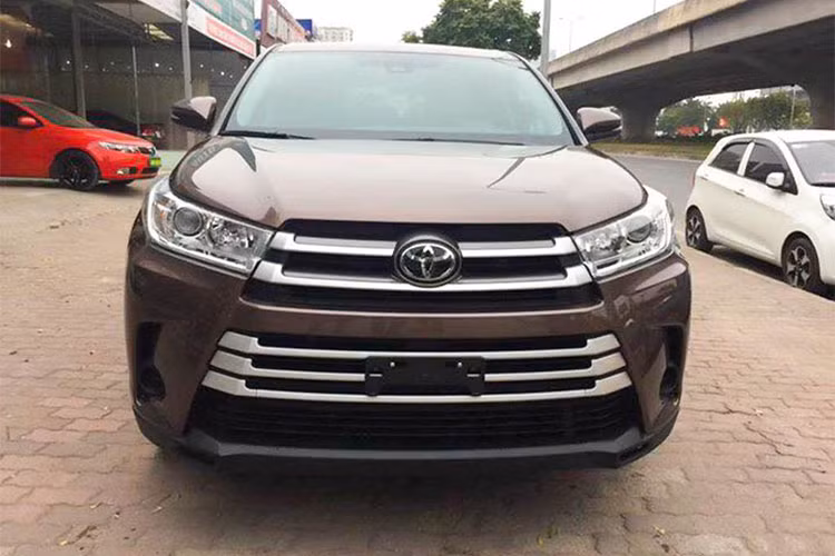 Toyota Highlander LE 2018 sở hữu phần đầu xe gây ấn tượng với cụm lưới tản nhiệt hình thang cỡ lớn mạ crome. Cụm đèn pha lớn làm liền khối nối liền cụm lưới tản nhiệt tích hợp cùng dải LED chạy ngày giúp mặt trước của chiếc xe trở nên ấn tượng hơn so với các đối thủ..