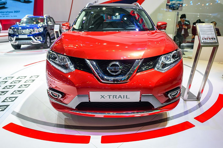 Với mức giá mới tăng gần 30 triệu đồng, hiện Nissan X-Trail có giá gần ngang ngửa với đối thủ Mazda CX-5 (giá từ 899 triệu đồng đến 1,019 tỷ đồng) và thấp hơn Honda CR-V nhập Thái Lan (giá dao động từ 963 triệu đồng đến 1,073 tỷ đồng). Tuy nhiên, nếu so với đối thủ Hyundai Tucson, giá bán của Nissan X-Trail lại nhỉnh hơn đôi chút. Hiện tại, Tucson được bán ra với giá từ 815-950 triệu đồng.