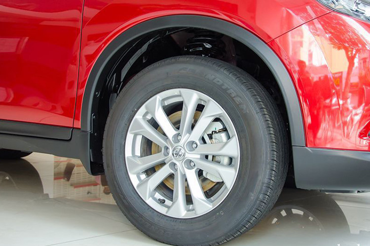 Ngay cả những phiên bản cơ bản nhất của dòng xe cũng được trang bị bộ mâm 5 cánh kép đẹp mắt, khiến cho mẫu crossover Nissan X-Trail phiên bản mới trở nên "ưa nhìn" hơn so với người tiền nhiệm trước đây.