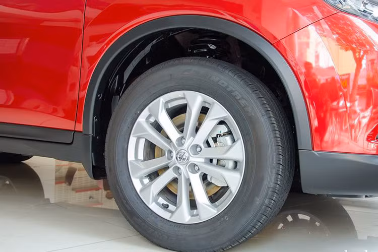 Ngay cả những phiên bản cơ bản nhất của dòng xe cũng được trang bị bộ mâm 5 cánh kép đẹp mắt, khiến cho mẫu crossover Nissan X-Trail phiên bản mới trở nên "ưa nhìn" hơn so với người tiền nhiệm trước đây.