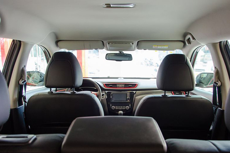 Bảng đồng hồ trên xe cũng có cách bố trí quen thuộc nhà Nissan hiện nay với 2 đồng hồ báo tốc và vòng tua lớn, "kẹp" giữa là một màn hình màu hiển thị các thông tin về trạng thái hoạt động trên xe. Các nút bấm điều khiển trên xe cũng được bố trí một cách hợp lý, quen thuộc và tiện dụng.