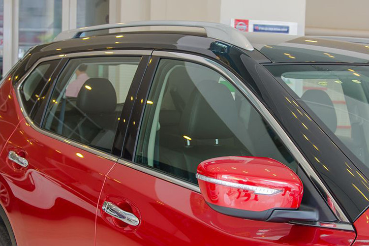 Hai bên thân xe của X-Trail cũng sở hữu thiết kế tinh tế và thời trang với các đường nét dập nổi uốn lượn. Ngay cả phần đuôi cũng khó có thể tìm thấy nét chung của chiếc xe mới với thế hệ cũ. Không có thiết kế phá cách, nhưng X-Trail cũng có đuôi xe ưa nhìn nhờ có cặp đèn hậu boomerang, hốc biển số lớn và cánh gió trên kính hậu.