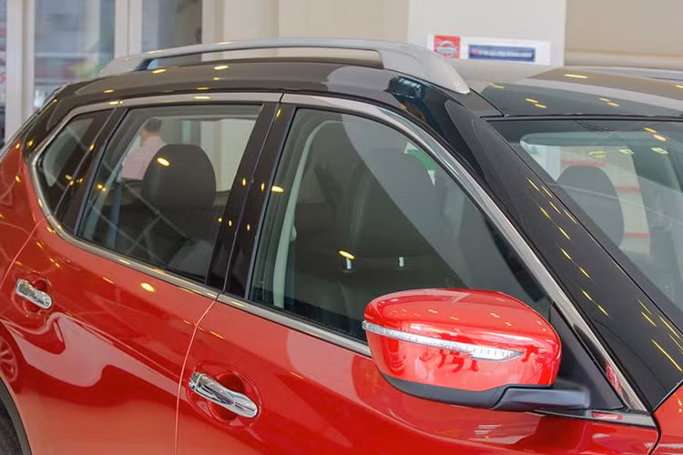 Hai bên thân xe của X-Trail cũng sở hữu thiết kế tinh tế và thời trang với các đường nét dập nổi uốn lượn. Ngay cả phần đuôi cũng khó có thể tìm thấy nét chung của chiếc xe mới với thế hệ cũ. Không có thiết kế phá cách, nhưng X-Trail cũng có đuôi xe ưa nhìn nhờ có cặp đèn hậu boomerang, hốc biển số lớn và cánh gió trên kính hậu.