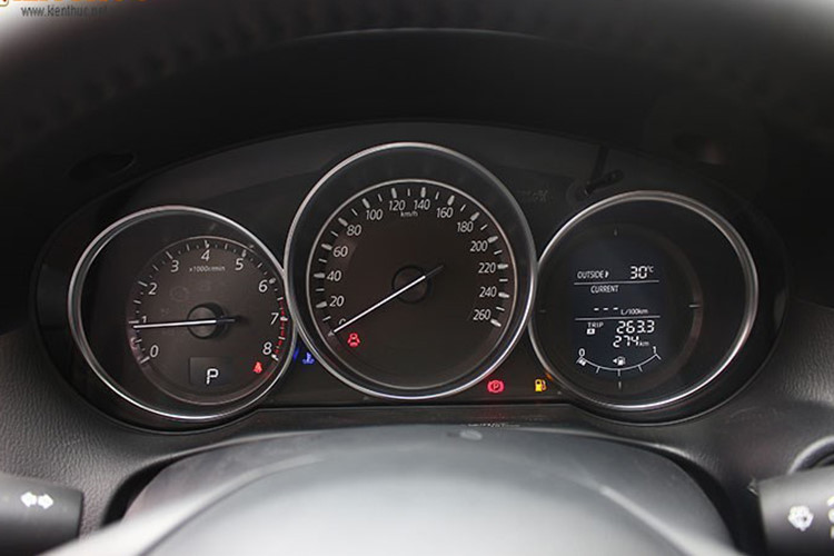 Trên bảng táp-lô là một màn hình nhỏ 5 inch, kết hợp với camera lùi để hỗ trợ việc đưa xe vào bãi đỗ, cũng như hiển thị các thông tin khác. Xe cũng sở hữu nhiều tính năng hấp dẫn như hệ thống giữ ga tự động Cruise Control, cần gạt mưa thông minh, ghế lái điều chỉnh điện...