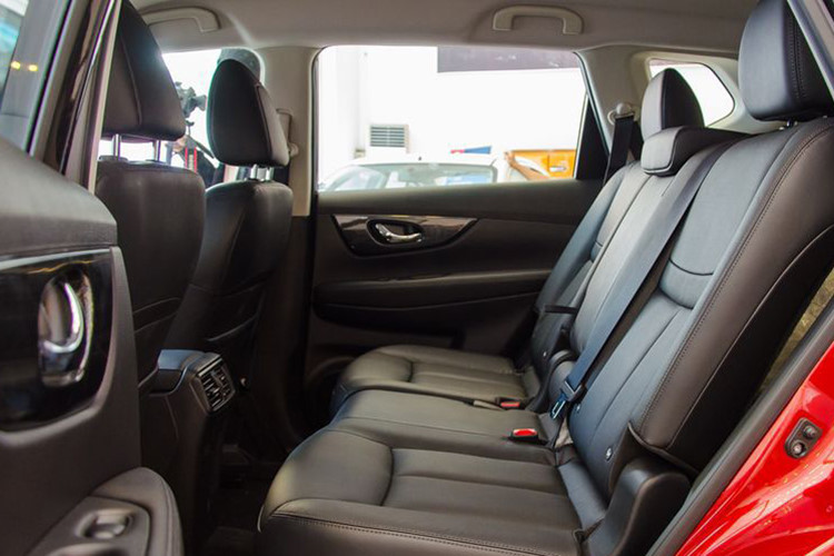 Tại thị trường Việt, X-Trail có tổng cộng 5 chỗ ngồi, trong đó hàng ghế sau có thể ngồi được 3 người nếu gập tựa tay lên. Tuy nhiên tại một số thị trường, chiếc xe còn có phiên bản 7 chỗ với 3 hàng ghế. Ưu điểm rất lớn của X-Trail ở hàng ghế sau khá rộng và thoải mái, cửa gió độc lập.