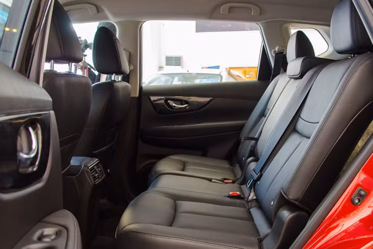 Tại thị trường Việt, X-Trail có tổng cộng 5 chỗ ngồi, trong đó hàng ghế sau có thể ngồi được 3 người nếu gập tựa tay lên. Tuy nhiên tại một số thị trường, chiếc xe còn có phiên bản 7 chỗ với 3 hàng ghế. Ưu điểm rất lớn của X-Trail ở hàng ghế sau khá rộng và thoải mái, cửa gió độc lập.