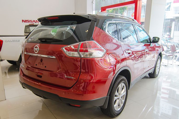 Được thiết kế lại hoàn toàn, loại bỏ kiểu dáng vuông vức của các thế hệ trước. Phần đầu xe với các đèn pha có dải LED định vị sắc sảo và lưới tản nhiệt chữ V đặc trưng cuả thương hiệu ôtô Nissan gợi nhớ về "đàn anh" Murano. Để cạnh tranh với các đối thủ, Nissan đã khiến cho X-Trail trở nên "mềm mại", thời trang và hiện đại hơn.