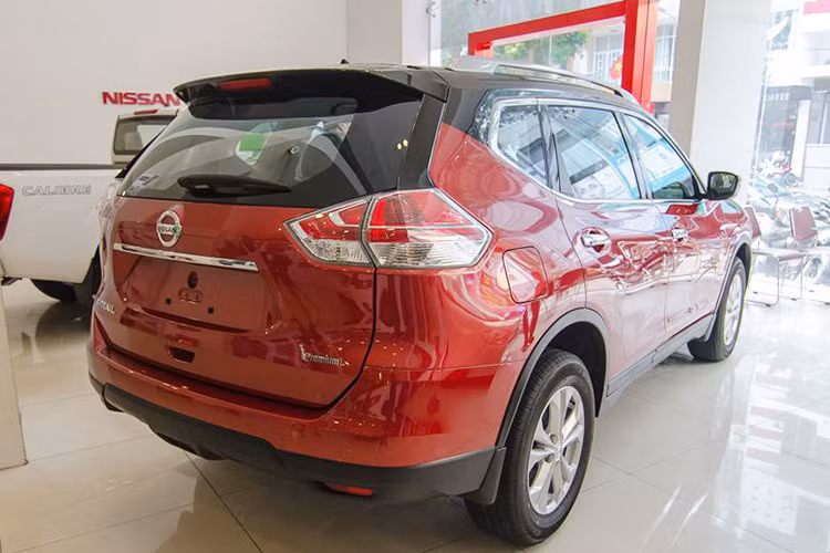 Được thiết kế lại hoàn toàn, loại bỏ kiểu dáng vuông vức của các thế hệ trước. Phần đầu xe với các đèn pha có dải LED định vị sắc sảo và lưới tản nhiệt chữ V đặc trưng cuả thương hiệu ôtô Nissan gợi nhớ về "đàn anh" Murano. Để cạnh tranh với các đối thủ, Nissan đã khiến cho X-Trail trở nên "mềm mại", thời trang và hiện đại hơn.