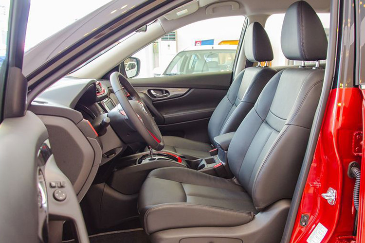 Ngoài ra, một điểm mạnh không thể không nhắc tới của X-Trail là khoang hành lý phía sau được thiết kế rộng rãi và tiện dụng. Cửa hậu có thể mở rộng tới 186 cm, cốp xe thể tích 450 lít - kém Honda CR-V (556l) và cao hơn Mazda CX-5 (403l), nhưng lại có tính năng bố trí linh hoạt "Drive-n-Hide" nên có thể mở rộng tối đa cốp xe tới 1520l.