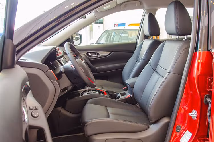 Ngoài ra, một điểm mạnh không thể không nhắc tới của X-Trail là khoang hành lý phía sau được thiết kế rộng rãi và tiện dụng. Cửa hậu có thể mở rộng tới 186 cm, cốp xe thể tích 450 lít - kém Honda CR-V (556l) và cao hơn Mazda CX-5 (403l), nhưng lại có tính năng bố trí linh hoạt "Drive-n-Hide" nên có thể mở rộng tối đa cốp xe tới 1520l.