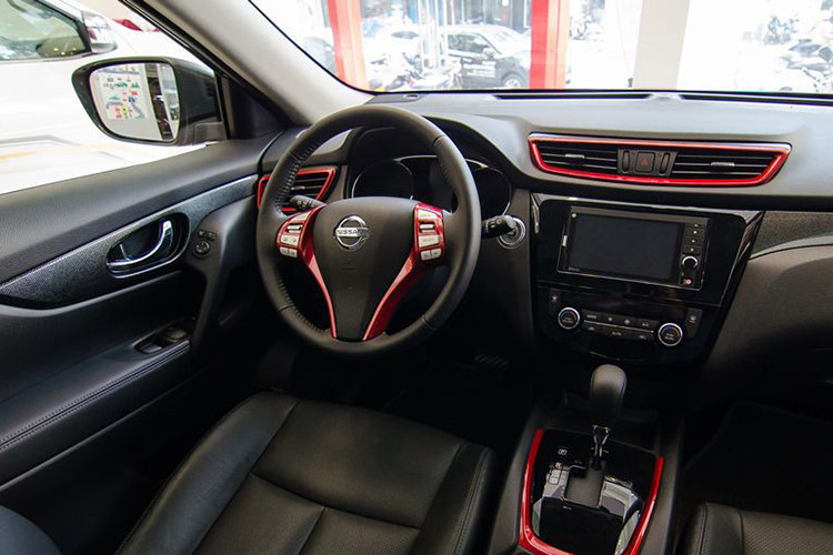 Bên trong, mẫu crossover tầm trung Nissan X-Trail một lần nữa gây ấn tượng bởi thiết kế đơn giản nhưng thanh nhã. Bảng táp lô của xe có thiết kế hài hòa, cong đều xuống dưới, ít chi tiết rườm rà. Vô-lăng 3 chấu của xe cũng sở hữu các cụm nút điều khiển tiện dụng ở vị trí 3 và 9 giờ.