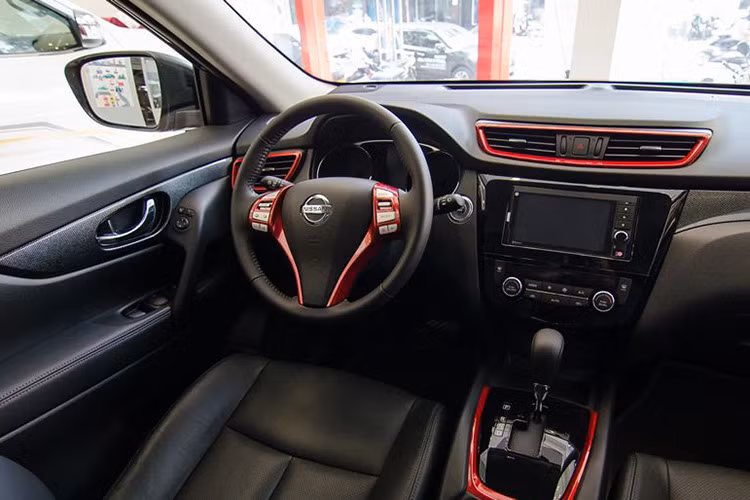 Bên trong, mẫu crossover tầm trung Nissan X-Trail một lần nữa gây ấn tượng bởi thiết kế đơn giản nhưng thanh nhã. Bảng táp lô của xe có thiết kế hài hòa, cong đều xuống dưới, ít chi tiết rườm rà. Vô-lăng 3 chấu của xe cũng sở hữu các cụm nút điều khiển tiện dụng ở vị trí 3 và 9 giờ.