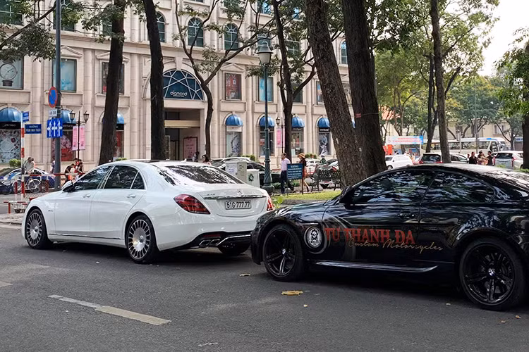 Chưa hết, để diện mạo ngoại thất của chiếc sedan hạng sang Mercedes-Benz S-Class khi độ body kit của phiên bản Mercedes-AMG S63 đời 2019 trở nên cá tính hơn, biker Sài thành đã trang bị bộ mâm đa chấu kép mạ crôm của phiên bản Mercedes-Maybach S650.