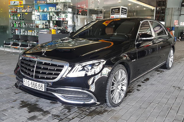 Tại TP HCM, còn có một chiếc xe siêu sang Mercedes-Maybach S450 4Matic mang biển số "ngũ quý" 6. Hiện tại, giá xe Mercedes-Benz S-Class 2019 chính hãng tại Việt Nam bán ra từ 4,249 tỷ đồng cho đến 14,9 tỷ đồng. Thấp nhất là Mercedes-Benz S450L 2018.