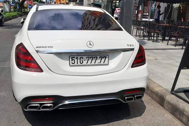 Chiếc sedan hạng sang Mercedes-Benz S-Class ngũ quý 7 còn sở hữu bộ body kit của phiên bản Mercedes-AMG S63 đời 2019. Bộ body kit này bao gồm đèn pha mới, cản va trước và sau đều của phiên bản Mercedes-AMG S63. Cuối cùng là cặp ống xả kép.