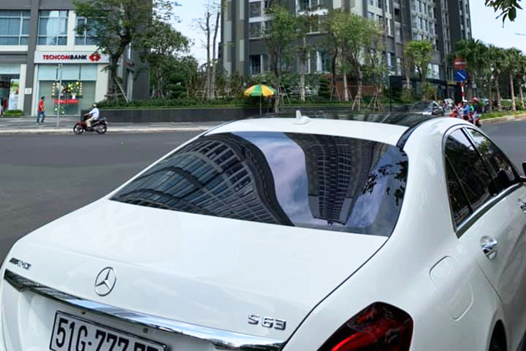 Hiện chưa rõ chiếc sedan hạng sang Mercedes-Benz S-Class của dân chơi Sài thành thuộc phiên bản nào. Tuy nhiên, với việc nâng cấp lên body kit của Mercedes-AMG S63 đời 2019, la-zăng của Mercedes-Maybach S650 và quan trọng là biển số "ngũ quý" 7 đã mang đến đẳng cấp cho chủ nhân chiếc xe này.