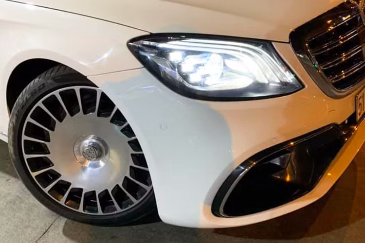 Theo giới luận biển, "ngũ quý" 7 trên chiếc Mercedes-Benz S-Class này ngoài độ đẹp về sự trùng lặp con số của sức mạnh, còn được suy luận thành "ngũ thất" (nghĩa là năm mùa không mất).