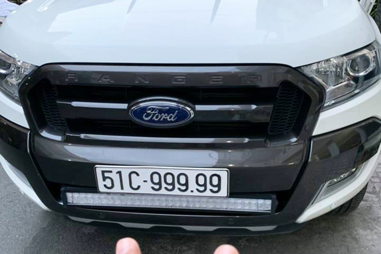 Điều đáng nói, chủ nhân của chiếc Mercedes-Benz S-Class mang biển "ngũ quý" 7 cũng từng bấm ra biển số "ngũ quý" 9 cho chiếc Ford Ranger Wildtrak của mình. Không những thế, người này còn từng sở hữu cặp đôi Honda SH và Yamaha Eciter độ "khủng" và đều mang biển "ngũ quý".