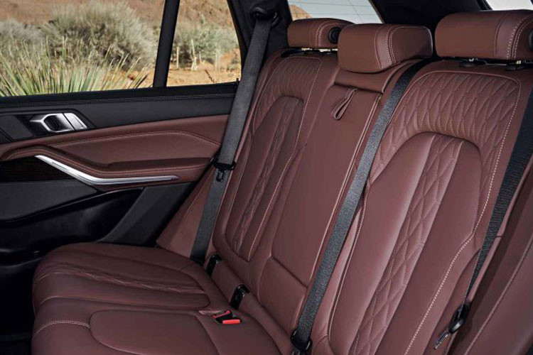 Động cơ dầu 6 xy-lanh (I6) 3.0L tăng áp (X5 M50d) cho công suất 400 mã lực và 760 Nm và 265 mã lực (X5 xDrive 30d); X5 mới sẽ có thêm phiên bản plug-in hybrid và X5 M hiệu suất cao trong tương lai. BMW đã mang hệ thống đánh lái bánh sau được sử dụng lần đầu tiên trên dòng 7-Series xuống BMW X5 mới (Integral Active Steering).