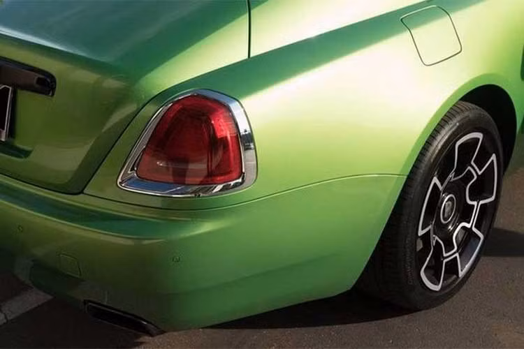 Các chi tiết trên mâm xe cũng được làm mới. Đây không phải là màu đen thông thường vì chương trình sơn đa lớp khá công phu của Rolls-Royce.