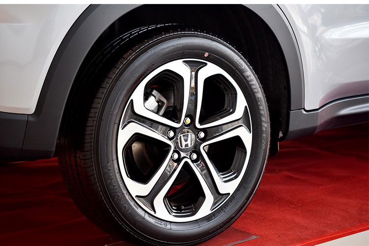 Trên phiên bản mới này, xe cũng được trang bị bộ mâm hợp kim dạng đa chấu kích thước 17 inch, đi kèm lốp cỡ 215/55. Tùy từng phiên bản, chiếc xe có thể sử dụng hệ dẫn động cầu trước (211D) hoặc 4 bánh (4WD).