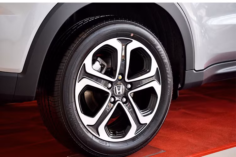 Trên phiên bản mới này, xe cũng được trang bị bộ mâm hợp kim dạng đa chấu kích thước 17 inch, đi kèm lốp cỡ 215/55. Tùy từng phiên bản, chiếc xe có thể sử dụng hệ dẫn động cầu trước (211D) hoặc 4 bánh (4WD).