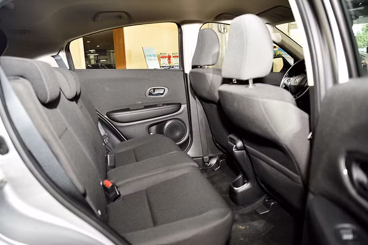 Hai phiên bản Honda HR-V 2018 chính thức được Honda phân phối chính hãng tại Việt Nam đều là phiên bản 5 chỗ ngồi. Xe sẽ sử dụng khối động cơ 1.8L, cùng các tính năng hỗ trợ lái xe tiết kiệm nhiên liệu như ECO Assist, Kiểm soát hành trình… đáp ứng khả năng vận hành tối ưu trong mọi điều kiện di chuyển.