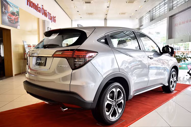 Phía sau của mẫu xe HR-V mới sẽ được thiết kế đơn giản hơn với cụm đèn hậu hình chữ L. Giống như nhiều mẫu crossover cỡ nhỏ khác của hãng hiện nay, thân xe được ốp nhựa đen xung quanh cùng với những chi tiết khác tạo điểm nhấn cho cảm giác khỏe khoắn và thể thao hơn.