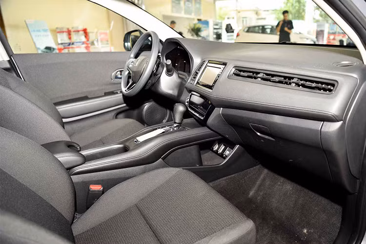 Trang bị an toàn của xe với 2 túi khí trước, phanh đỗ điện tử có giữ phanh tự động và camera lùi. Phiên bản HR-V 1.8 L có thêm túi khí bên cho ghế trước, túi khí rèm cho tất cả các ghế (6 túi khí) và cảm biến lùi. Tất nhiên, mẫu xe này không thể thiếu các tính năng hỗ trợ phanh như ABS, EBD, cân bằng điện tử và hỗ trợ khởi hành ngang dốc.