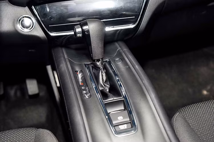 Dự kiến, mẫu xe Honda HR-V 2018 nhập khẩu từ Thái Lan này sẽ có giá bán lẻ đề xuất dưới 900 đồng cùng nhiều màu sắc (tùy phiên bản) cho khách hàng lựa chọn bao gồm: Trắng, Đỏ, Đen, Bạc, Xanh. Xe sẽ được chính thức phân phối tại các Đại lý Honda Ôtô từ Quý 4 năm 2018.