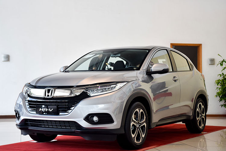 Thông tin từ phía nhà phân phối chính hãng Honda Việt Nam, mẫu xe SUV Honda HR-V mới sẽ chính thức được phân phối tại thị trường Việt Nam dưới dạng nhập khẩu nguyên chiếc từ Thái Lan. Đây là mẫu xe nằm trong phân khúc B-SUV hoàn toàn mới và được người dùng đánh giá cao.