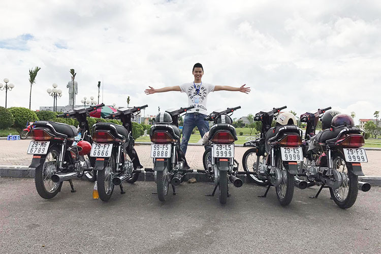 Một dân chơi 9X đến từ Bắc Ninh mới đây phát giá bán cả dàn xe máy Honda Dream II biển "tứ quý" rất đẹp với giá 50.000 USD (1,134 tỷ đồng), ngang với giá của chiếc ôtô Camry hiện nay ở thị trường Việt Nam. Sau khi thông tin được đă lên mạng xã hội, nó đã khiến nhiều người cảm thấy thích thú và tìm hiều để hỏi mua những chiếc xe biển độc này.