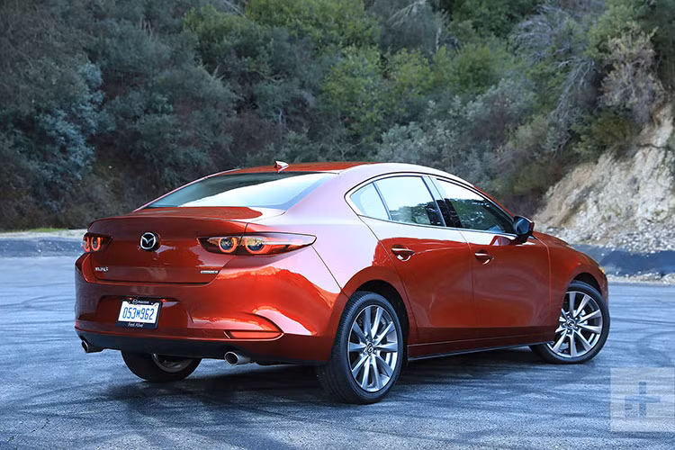 Những yếu tố bao gồm độ an toàn, giá trị tiền bạc, dáng vẻ thẩm mỹ, không gian hành lý, thân thiện trẻ em, dễ lái, màu sắc, cuốn hút giới tính, và ô nhiễm môi trường. Công suất và tốc độ tối đa không hề có trong danh sách này, qua đó giúp chúng ta hiểu được sự quan tâm của phụ nữ khi mua một chiếc xe có thể khác đàn ông ra sao.