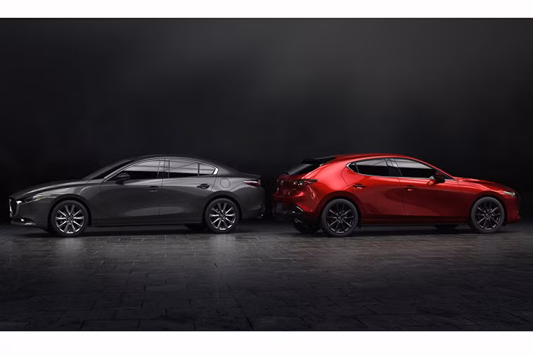 Tại Việt Nam, mẫu xe Mazda3 2020 mới đã được ra mắt vào ngày 4/11/2019. Xe sẽ được phân phối với 10 phiên bản chia đều cho 2 kiểu dáng xe: sedan và hatchback.