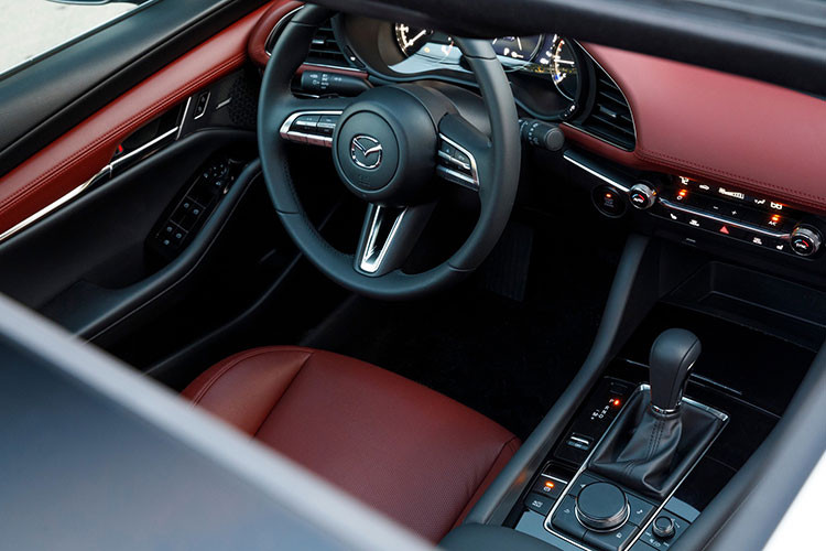 Dựa trên những tiêu chí ở trên, Mazda3 đã ăn điểm trên mọi phương diện. Phiên mới nhất của nó vừa được ra mắt trong năm ngoái và có sử dụng ngôn ngữ thiết kế Kodo mang tính tương lai của thương hiệu Nhật Bản.