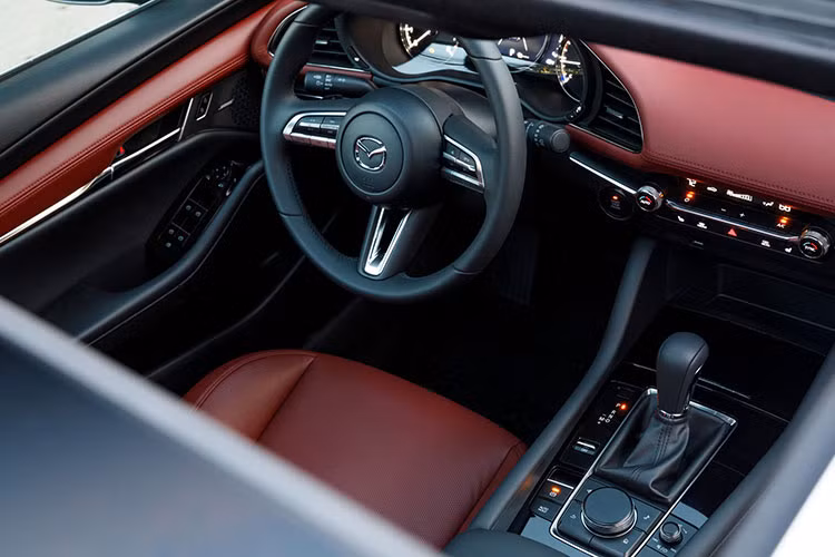 Dựa trên những tiêu chí ở trên, Mazda3 đã ăn điểm trên mọi phương diện. Phiên mới nhất của nó vừa được ra mắt trong năm ngoái và có sử dụng ngôn ngữ thiết kế Kodo mang tính tương lai của thương hiệu Nhật Bản.