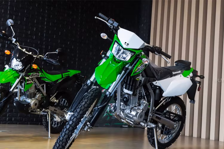 KLX250 phiên bản 2018 hiện đang được các đại lý chính hãng Kawasaki tại Việt Nam bán ra với mức giá 121 triệu đồng, phiên bản xanh Camo giá 126 triệu đồng. Đây là một mức giá khá tốt cho một mẫu "cào cào" chính ngạch và được hưởng chế độ bảo hành, bảo dưỡng đầy đủ.