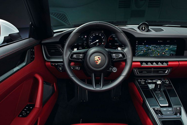Bên trong Porsche 911 Carrera Coupe và Convertible mới cũng được hưởng lợi từ hệ thống thông tin giải trí 10,9 inch giống như các mẫu Carrera còn lại đang bán ra trên thị trường.