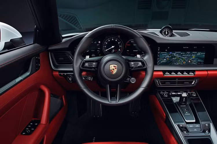 Bên trong Porsche 911 Carrera Coupe và Convertible mới cũng được hưởng lợi từ hệ thống thông tin giải trí 10,9 inch giống như các mẫu Carrera còn lại đang bán ra trên thị trường.