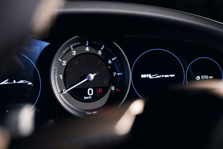 Về phong cách ngoại thất, 911 Carrera Coupe và Convertible cấp thấp cơ bản vẫn giống với Carrera S và 4S, tuy nhiên, các mẫu xe cơ sở mới chỉ có la-zăng 19 inch ở phía trước và 20 inch ở phía sau, đi kèm là các đĩa phanh đục lỗ kích thước 13 inch và kẹp 4 piston màu đen.