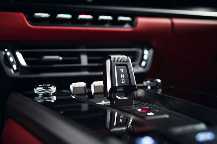 Xe còn được trang bị hệ thống quản lý hệ thống treo chủ động của Porsche Porsche Active Suspension Management với giảm chấn điều chỉnh điện tử có hai chế độ Bình Thường (cung cấp sự thoải mái tối đa) và Thể Thao (nhấn mạnh khả năng xử lý, đánh lái).