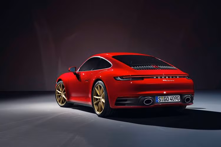 Hai con số tương tứng với bản Porsche 911 Carrera Convertible mui trần mới sẽ là 4,2 giây và 4 giây. Tốc độ tối đa của 911 Carrera Convertible đạt 290 km/h, chậm hơn 3 km/h so với bản Coupe. 