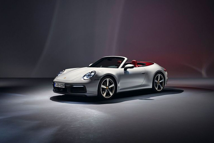 Giá xe Porsche 911 Carrera Coupe và Convertible mới bán ra khởi điểm từ 97.400 USD (khoảng 2,26 tỷ đồng) cho bản Coupe và 110.200 USD (khoảng 2,56 tỷ đồng) cho bản Convertible, cả hai giá bán đều chưa gồm phí giao xe 1.350 USD (tương đương 31,4 triệu đồng).