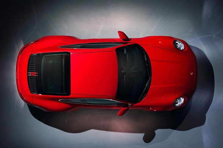 Sức mạnh được gửi tới các bánh xe thông qua hộp số tự động 8 cấp tiêu chuẩn, giúp chiếc Coupe có thể tăng tốc từ 0 - 96 km/h trong 4 giây (giảm còn 3,8 giây nếu xe được trang bị gói tùy chọn Sport Chrono Package).