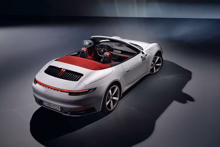 Porsche cho biết khách hàng hoàn toàn có thể nâng cấp 911 Carrera Coupe và Convertible mới để xe có diện mạo giống như Carrera S và 4S, với các tùy chọn như bánh xe 20-21 inch, phanh gốm composite và hệ thống ống xa thể thao hình bầu dục. 