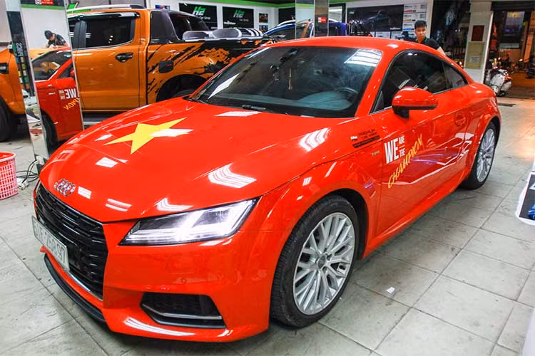 Kể từ khi Việt Nam lọt vào vòng chung kết giải bóng đá U23 Châu Á, những "cơn sóng" ăn mừng như truyền lửa khắp mọi nơi khiến bầu không khí cổ động trở nên sôi nổi. Đỉnh điểm là trận chung kết giữa đội tuyển U23 Việt Nam và Uzbekistan đã khiến hàng triệu người dân xuống đường, những phương tiện họ đi lại đều được khoác màu cờ, sắc áo.