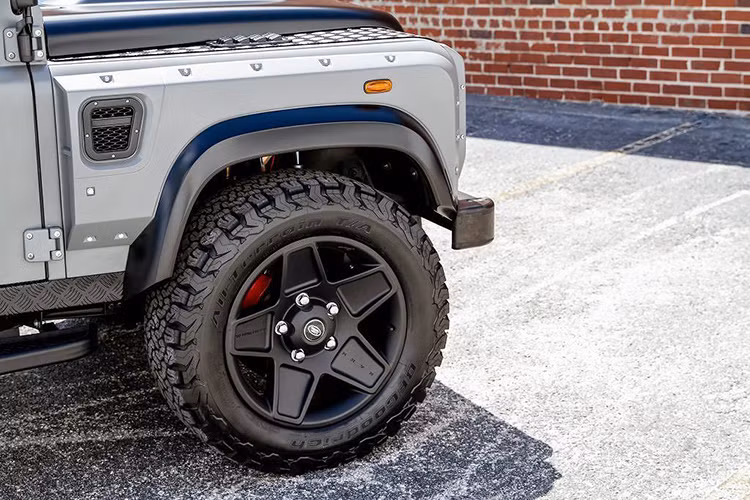 Nếu để ý kỹ, dân chơi có thể nhận ra đèn pha LED chóa tròn của JW Speaker và các đèn LED dải nhỏ hơn ở cả trước và sau xe. Hoàn thiện vẻ ngoài cho Land Rover Defender Project Soho là bộ mâm 5 cánh đường kính 20 inch Kahn Mondial, bọc quanh bởi lốp gai BFGoodrich.