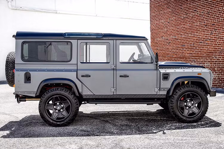 Mới đây, ECD đã hoàn thành một chiếc Land Rover Defender 110, được đặt tên là Project Soho. Mang tên gọi của một khu ăn chơi nổi tiếng nằm phía Tây London - Anh Quốc. Trong đó, 2 đặc điểm nổi bật nhất của Project Soho đó là hệ động lực mạnh mẽ và nội thất không chỉ sang trọng, mà còn ấn tượng như các siêu xe tới từ Ý và được tích hợp đầy đủ các trang bị tiện nghi như một chiếc SUV hiện đại.
