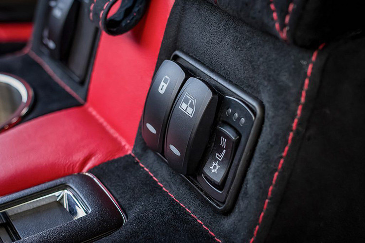 Để tăng độ êm ái cho cabin, ECD thậm chí còn lắp hệ thống treo khí cho chiếc xe. Thay vì các loại động cơ diesel hay xăng với công suất khá nhỏ của Defender nguyên bản, ECD đã thay cho chiếc xe "trái tim" Mỹ V8 nạp khí tự nhiên 6.2l với mã hiệu LS3, được lấy từ chiếc xe thể thao Chevrolet Corvette C6.